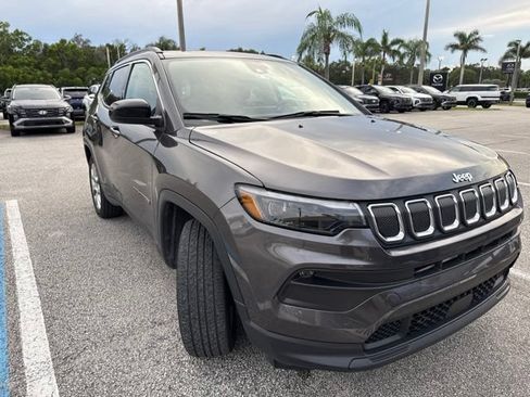 Used 2022 Jeep Compass Latitude w/ Sun and Sound Group AWD/4WD image 2