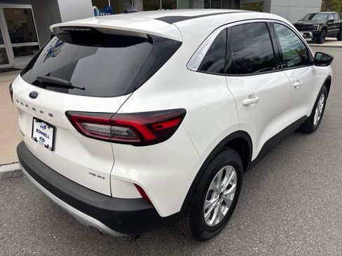 Used 2023 Ford Escape Active w/ Tech Pack #1 AWD/4WD image 3