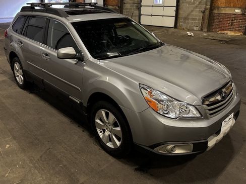 Used 2011 Subaru Outback 3.6R Limited w/ PWR Moonroof Pkg AWD/4WD image 7