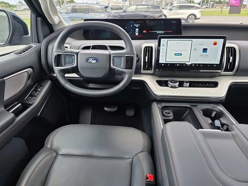 Used 2025 Ford Expedition Active AWD/4WD image 6