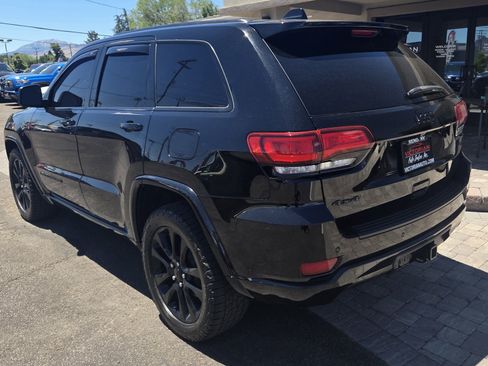 Used 2019 Jeep Grand Cherokee Altitude AWD/4WD image 7