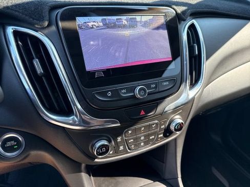 Used 2021 Chevrolet Equinox LT FWD image 19