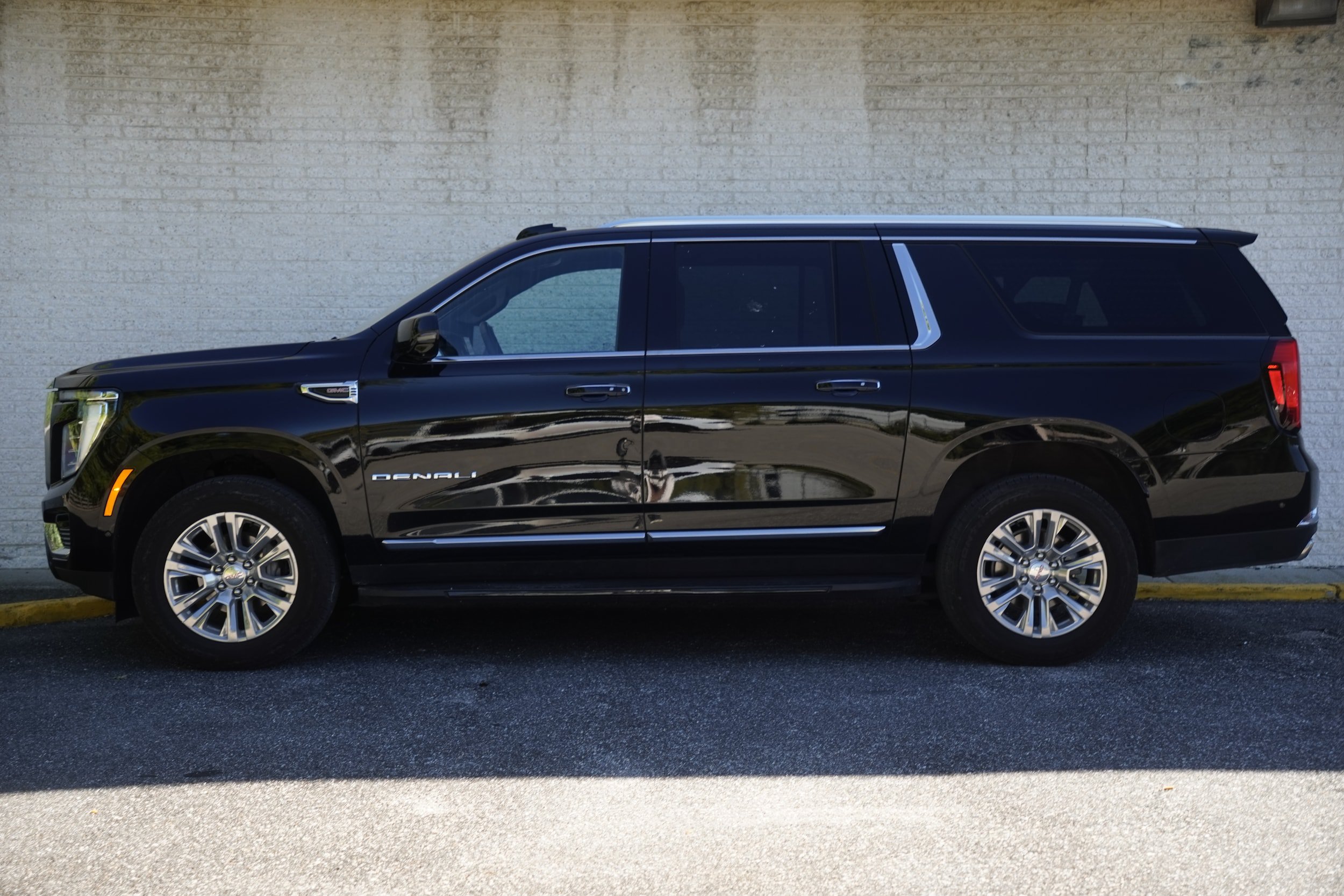 Used 2025 GMC Yukon XL Denali AWD/4WD image 4