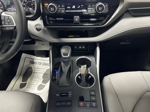 Used 2025 Toyota Highlander XLE image 41