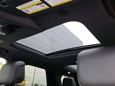 New 2025 Land Rover Discovery S image 9