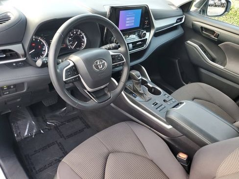 Used 2024 Toyota Highlander LE image 11