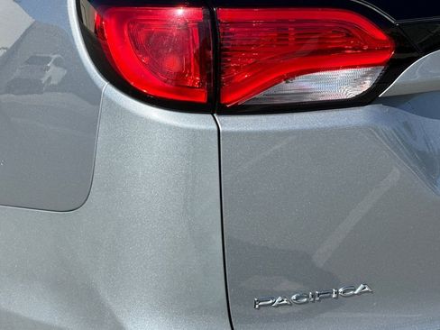 Used 2018 Chrysler Pacifica Touring-L image 27