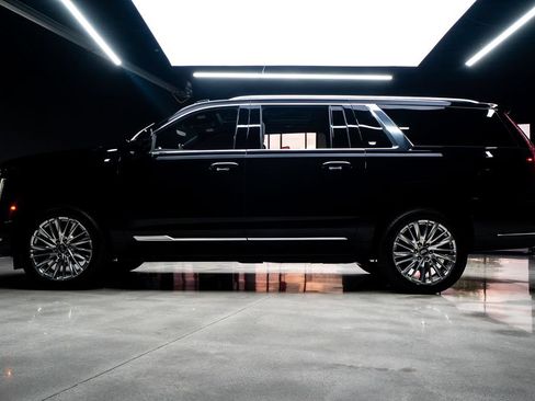 Used 2025 Cadillac Escalade ESV Premium Luxury AWD/4WD image 24