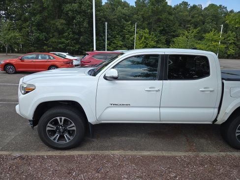 Used 2016 Toyota Tacoma TRD Sport w/ Towing Package AWD/4WD image 7