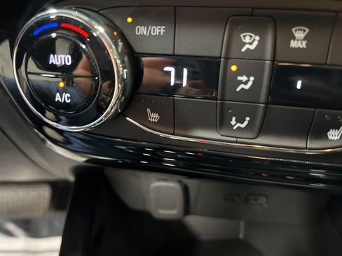 Used 2025 Chevrolet Trax LT w/ LT Convenience Package image 32