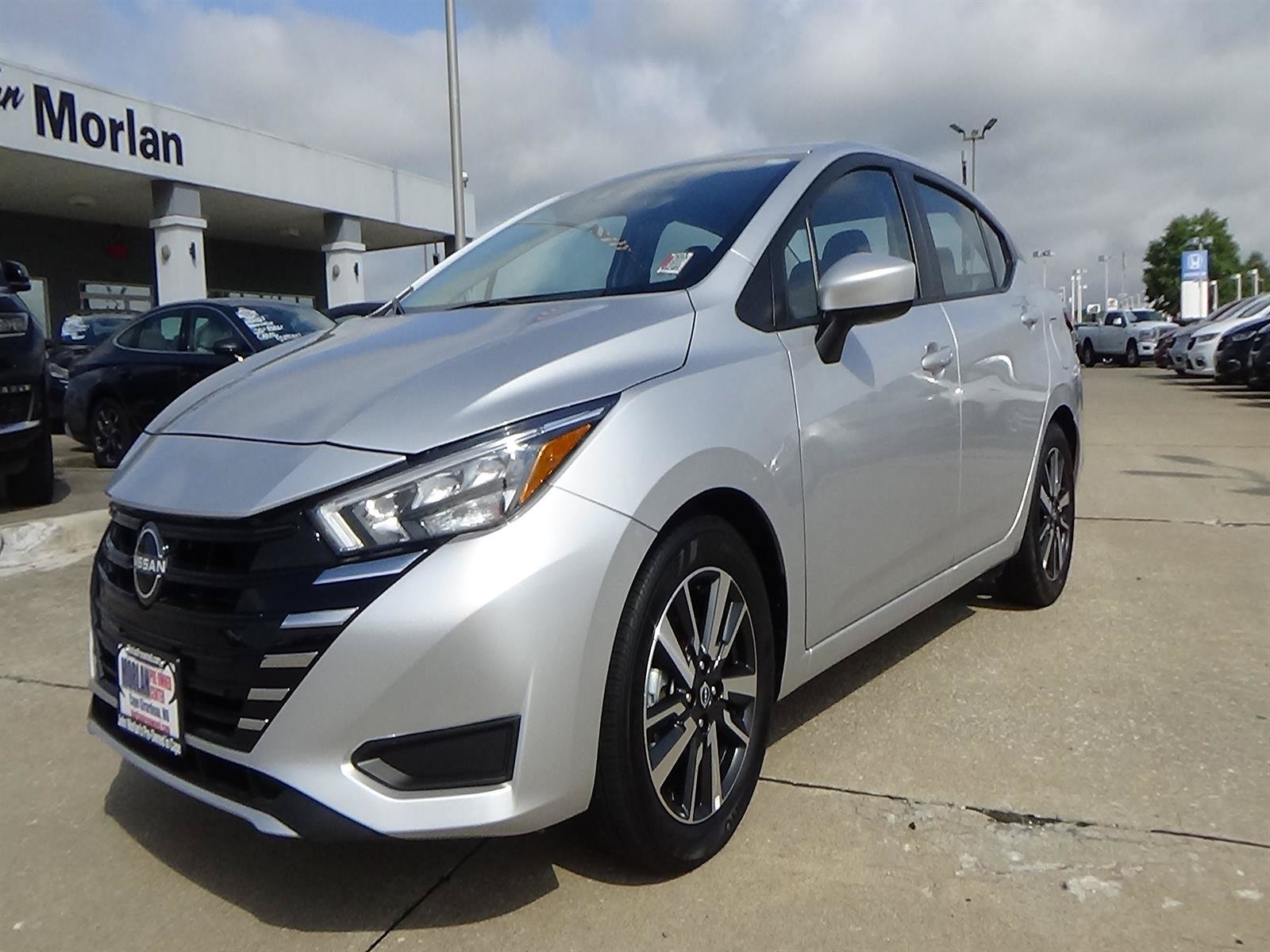 Used 2025 Nissan Versa SV FWD image 2