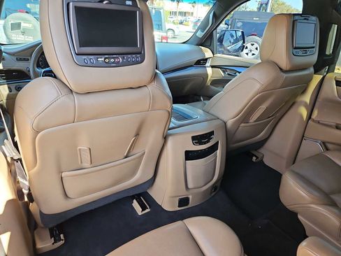 Used 2018 Cadillac Escalade Platinum image 18