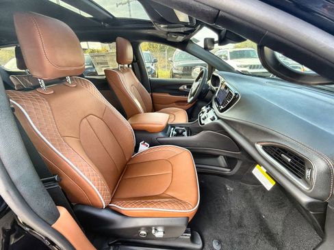 New 2026 Chrysler Pacifica Pinnacle image 28