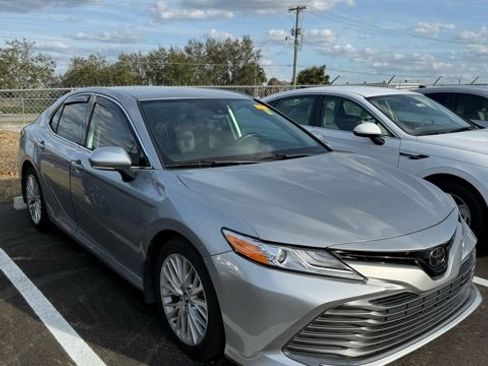 Used 2020 Toyota Camry XLE image 3