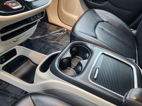 Used 2024 Chrysler Pacifica Touring-L image 17