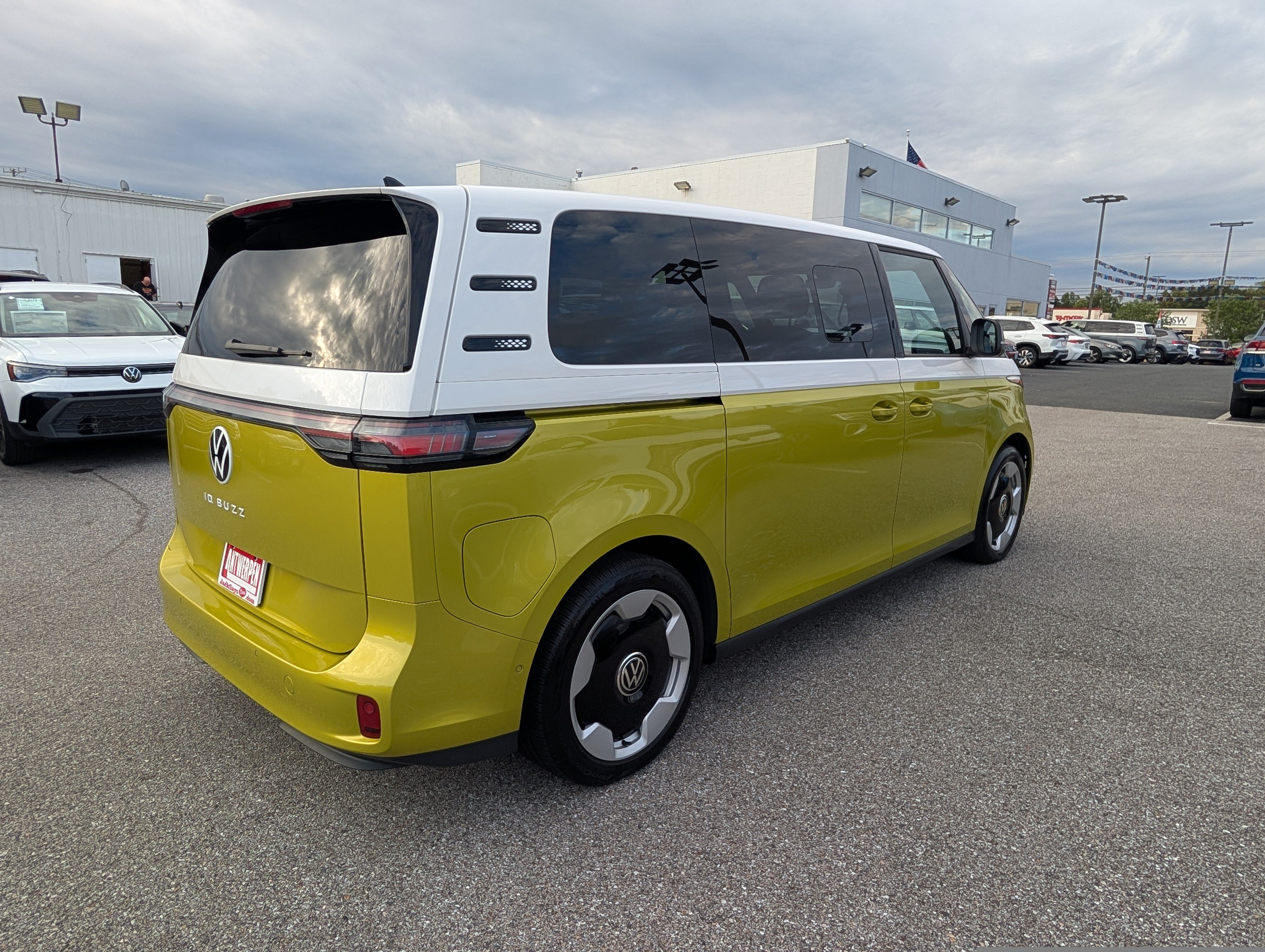 Used 2025 Volkswagen ID. Buzz Pro S Plus RWD image 4