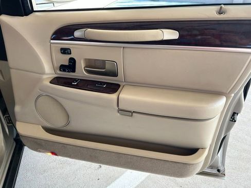 Used 2008 Lincoln Town Car Signature Limited image 27