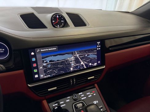 Used 2023 Porsche Cayenne Platinum Edition image 23