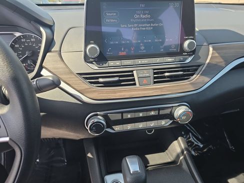 Used 2025 Nissan Altima 2.5 SV FWD image 17
