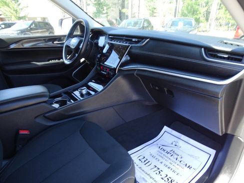 Used 2022 Jeep Grand Cherokee Laredo w/ Luxury Tech Group I image 43