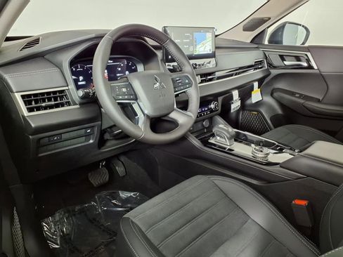 New 2025 Mitsubishi Outlander SE image 15