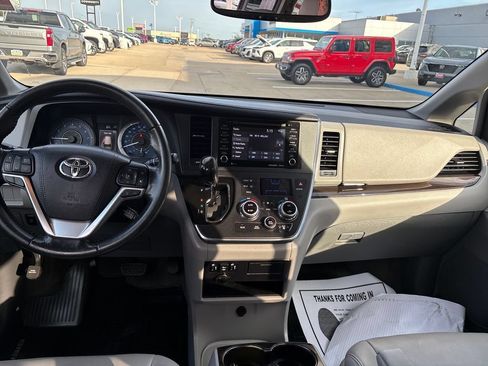 Used 2018 Toyota Sienna XLE w/ XLE Navigation Package FWD image 12
