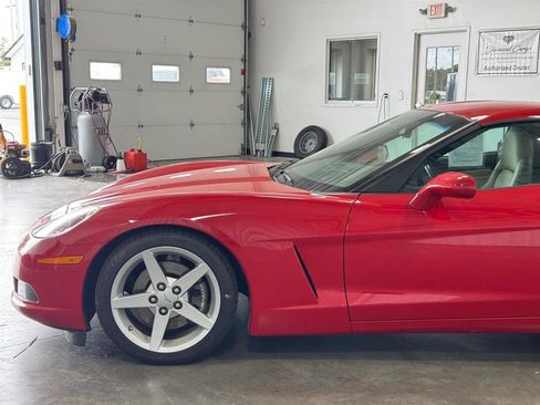 Used 2005 Chevrolet Corvette Coupe w/ 2LT w/ Preferred Equipment Group RWD image 31
