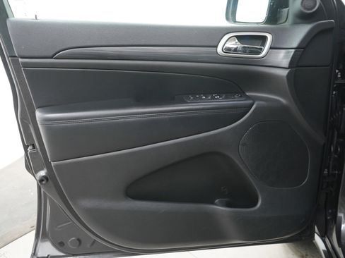 Used 2019 Jeep Grand Cherokee Altitude AWD/4WD image 17