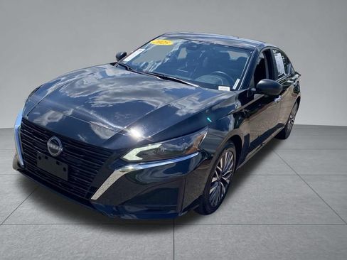 Used 2025 Nissan Altima 2.5 SV FWD image 2