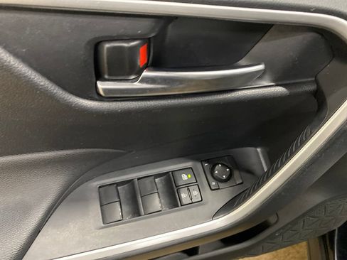 Used 2019 Toyota RAV4 XLE w/ Convenience Package AWD/4WD image 10