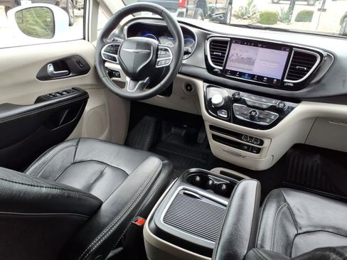Used 2022 Chrysler Pacifica Touring-L FWD image 7