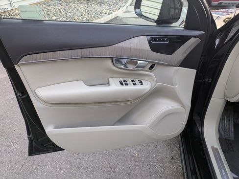 Used 2023 Volvo XC90 T8 Ultimate image 12