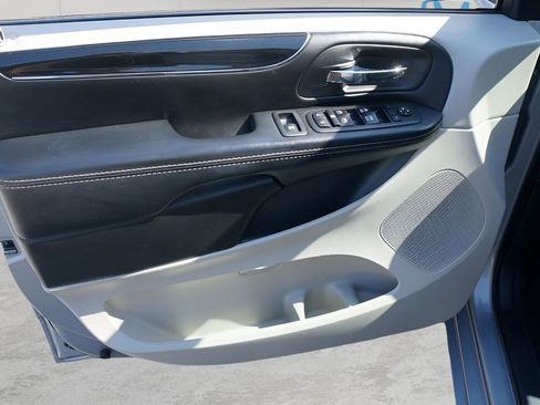 Used 2017 Dodge Grand Caravan SXT w/ Driver Convenience Group FWD image 15