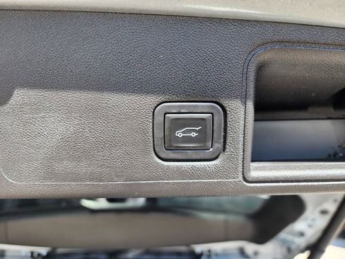 Used 2023 GMC Terrain SLE w/ Driver Convenience Package image 14