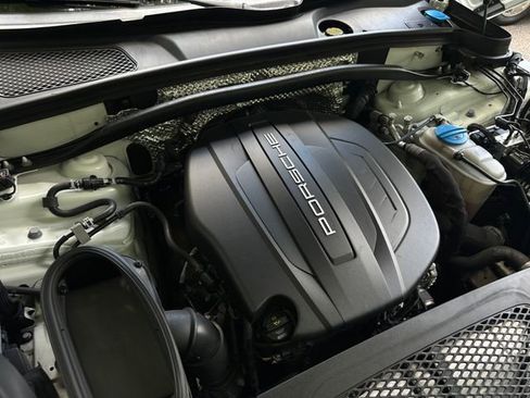 Used 2018 Porsche Macan Sport Edition w/ Driver Memory Package image 40