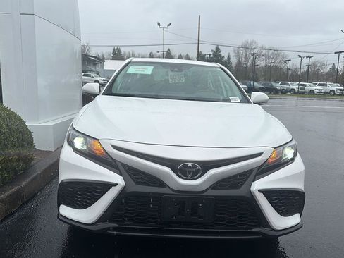 Used 2024 Toyota Camry SE w/ Convenience Package image 4