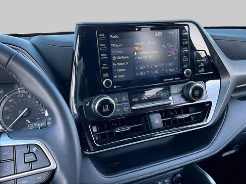 Used 2022 Toyota Highlander XLE FWD image 6