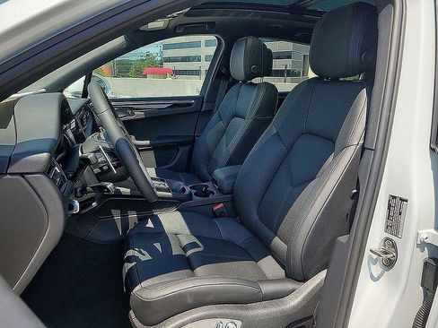 Used 2024 Porsche Macan Turbo image 5