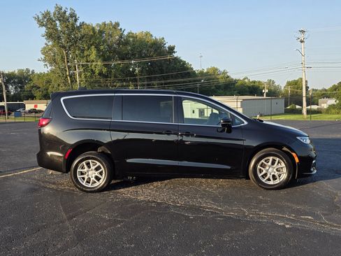 Used 2025 Chrysler Pacifica Select FWD image 14
