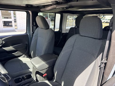 Used 2025 Jeep Wrangler Sahara image 11