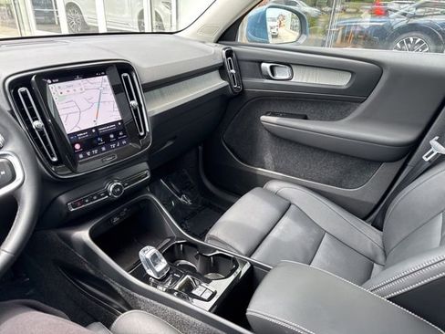 Certified 2025 Volvo XC40 B5 Plus AWD/4WD image 22