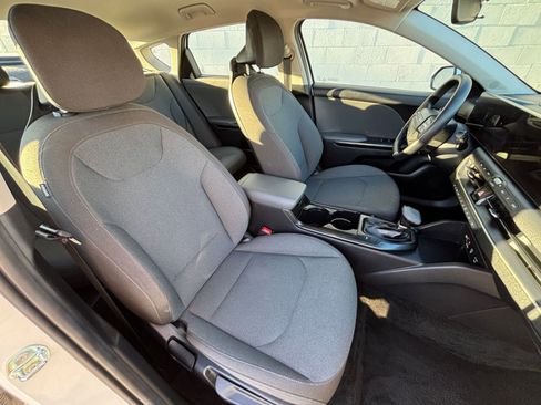 Used 2025 Kia K4 LXS image 36