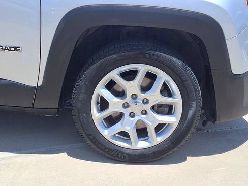 Used 2018 Jeep Renegade Latitude FWD image 10