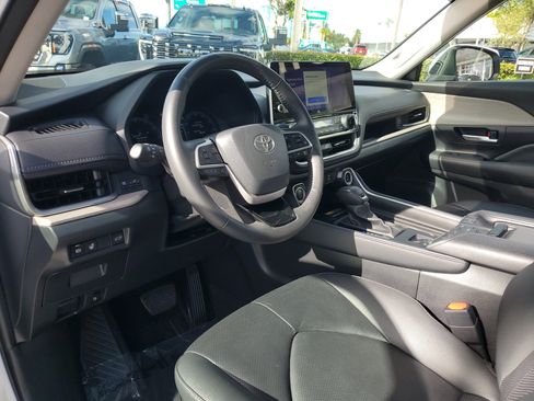 Used 2024 Toyota Grand Highlander XLE image 9