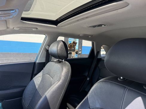 Used 2018 Kia Niro Touring FWD image 10