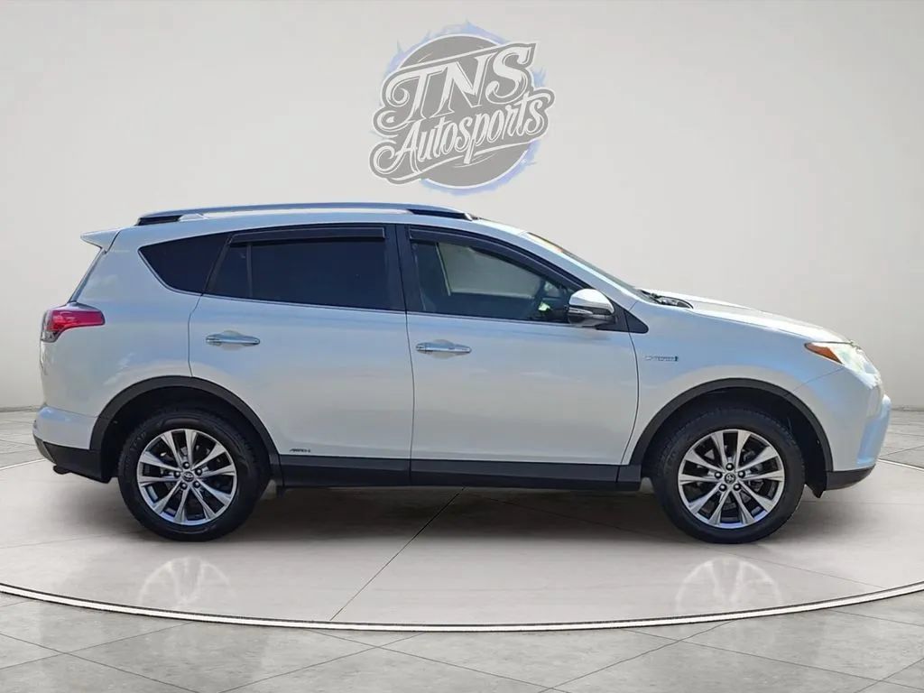 Used 2018 Toyota RAV4 Limited AWD/4WD image 4