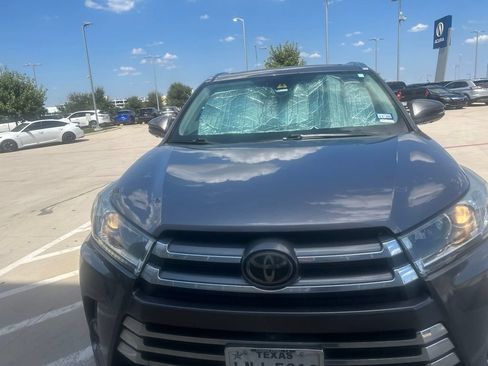 Used 2018 Toyota Highlander Limited Platinum FWD image 3