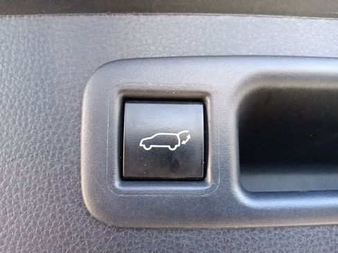 Used 2023 Toyota Highlander XLE FWD image 32