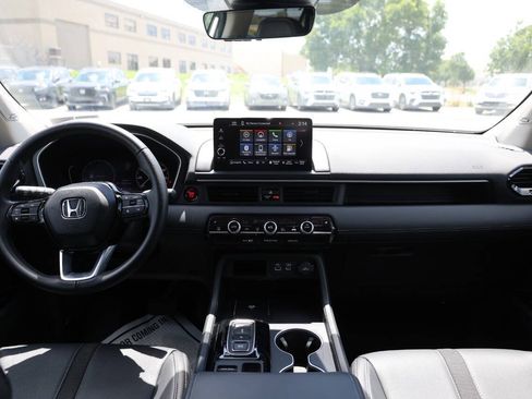 Used 2024 Honda Pilot Touring image 14