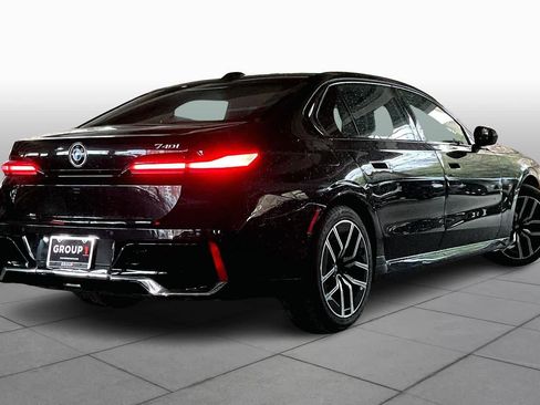 Used 2025 BMW 740i image 12